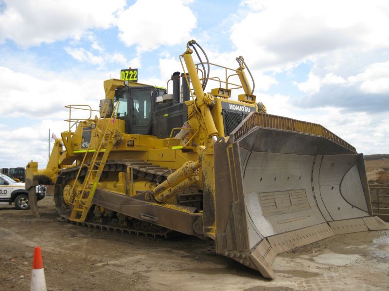 Бульдозер д 375. Бульдозер Komatsu d475. Комацу 475 бульдозер. Комацу 575 бульдозер. Бульдозер Комацу 375.